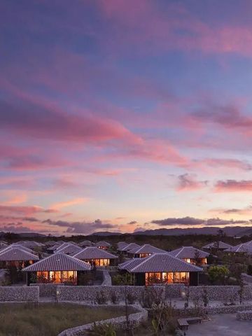 Blick auf traditionelle Villen bei Sonnenuntergang mit farbigem Himmel
