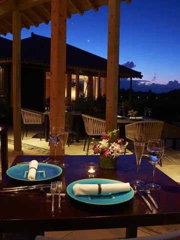 Abendessen im Freien mit Blick auf den beleuchteten Außenbereich und den Nachthimmel