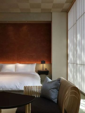 Helles Zimmer mit modernem Design und natürlichem Licht.