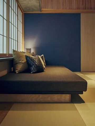 Moderne Suite mit traditionellem Design und tatami Boden im HOSHINOYA Tokyo Hotel