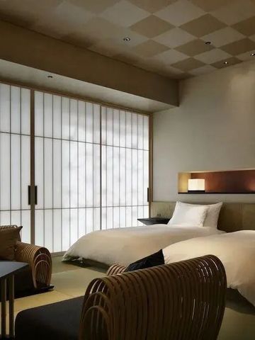 Geräumiges Zimmer mit zwei Betten und Shoji-Schiebewänden im HOSHINOYA Tokyo Hotel