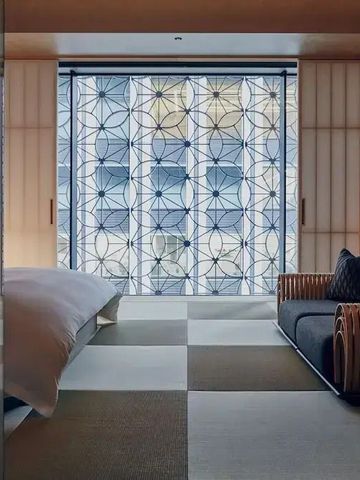 Helles Zimmer mit geometrischem Fensterdesign und tatami Boden im HOSHINOYA Tokyo Hotel