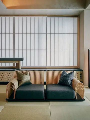 Japanischer Lounge-Bereich mit moderner Einrichtung und tatami Boden im HOSHINOYA Tokyo Hotel