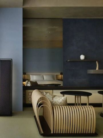 Moderne Suite mit stilvollen Möbeln und Wanddekoration.