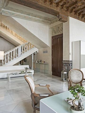 Luxuriöses Wohnzimmer im antiken Stil mit moderner Einrichtung und Holzdecke