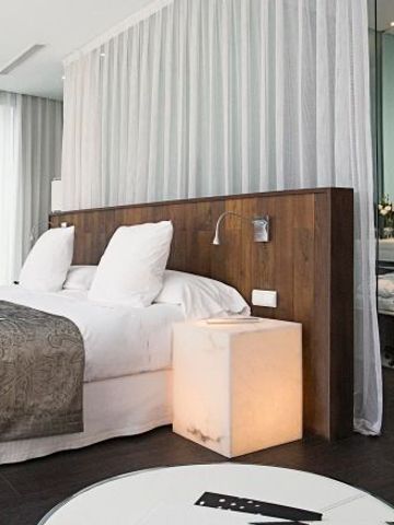 Modernes Zimmer mit eleganter Einrichtung und gemütlichem Doppelbett