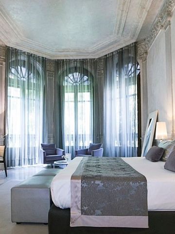 Geräumiges Zimmer mit hohen Decken und eleganter Dekoration