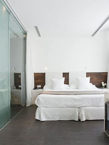 Helles und modernes Zimmer mit Glaswand und elegantem Design