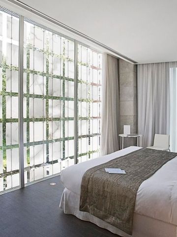 Modernes Zimmer mit großen Fenstern und stilvollem Dekor