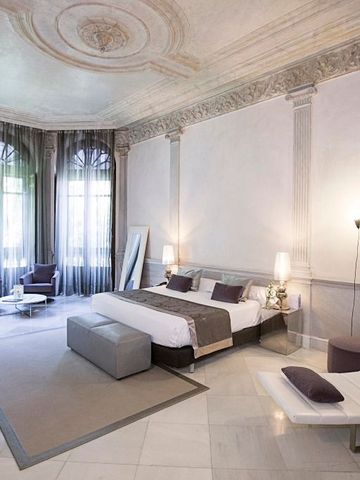 Luxuriöses Zimmer mit hohen Decken und stilvollem Mobiliar