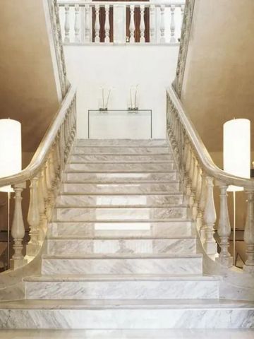 Elegante Marmortreppe mit kunstvollen Details im Hotelinterior
