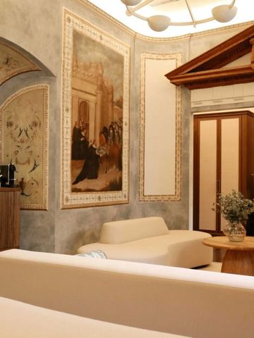 Hotelzimmer mit traditioneller Wanddekoration und modernen Möbeln