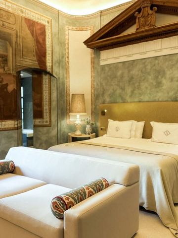 Gemütliches Schlafzimmer mit elegantem Wanddesign und Sofa