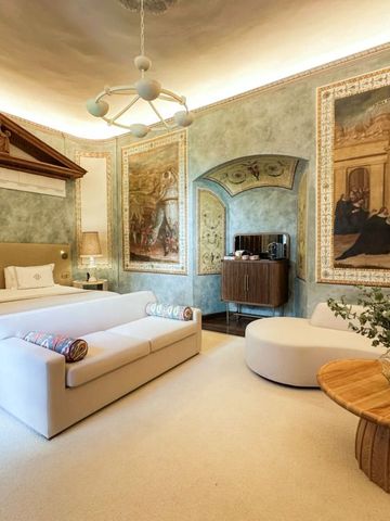 Geräumiges Zimmer mit kunstvollen Wandmalereien und moderner Einrichtung