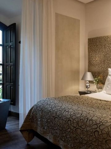 Bequemes Bett in stilvoll eingerichteter Hotellandschaft