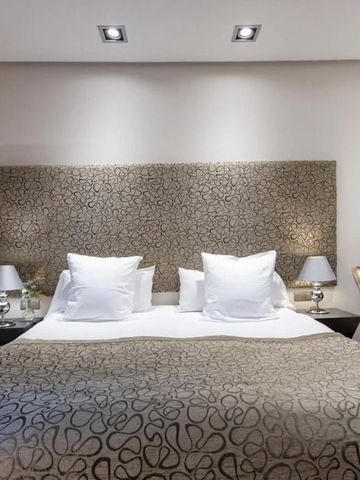 Gemütliches Hotelzimmer mit großem Bett und eleganter Wanddekoration