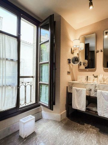 Helles Badezimmer mit großen Fenstern und Doppelwaschtisch