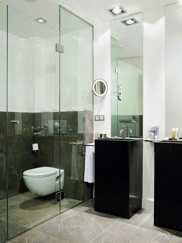 Modernes Badezimmer mit gläserner Dusche und zwei Waschbecken