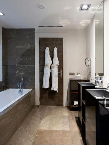 Badezimmer mit Badewanne und stilvollen Armaturen