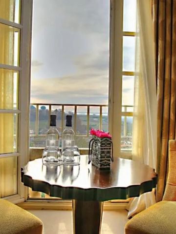 Gemütliche Sitzecke im Hotelzimmer mit Ausblick auf die Stadt