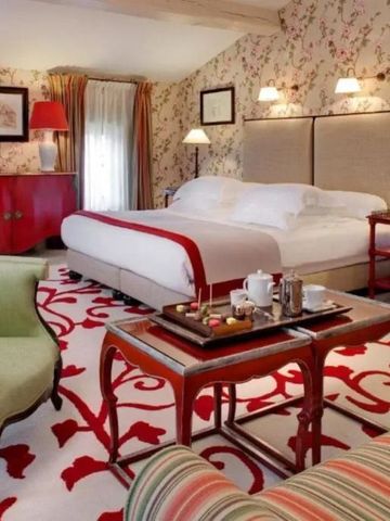 Luxuriöse Suite mit klassischem Dekor und großzügigem Raumangebot