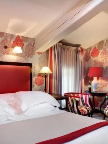 Hochwertig eingerichtetes Zimmer mit einzigartigem Wanddesign