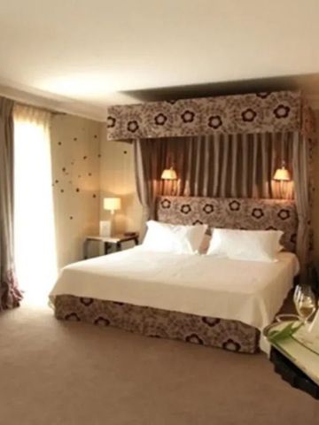 Luxuriöses Hotelzimmer mit Himmelbett und eleganter Einrichtung