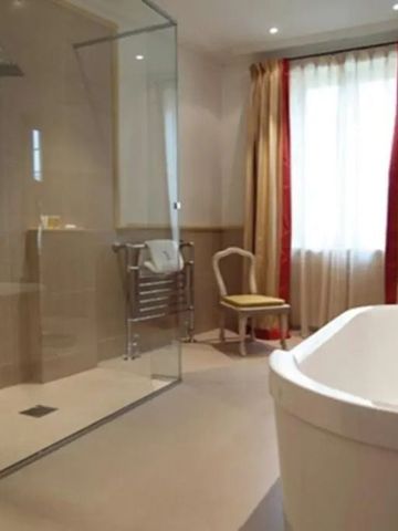 Großzügiges Badezimmer mit moderner Dusche und Freistehender Badewanne