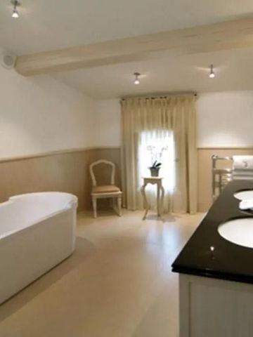 Elegantes Badezimmer mit Doppelwaschbecken und großer Badewanne