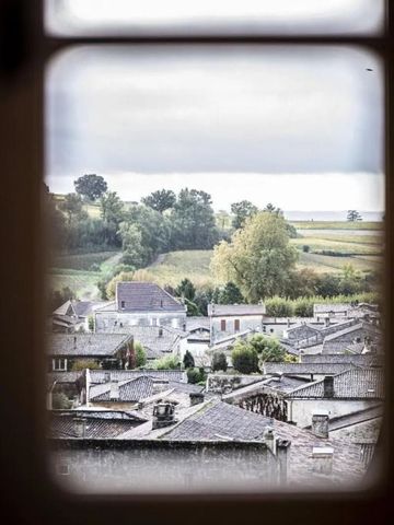 Blick auf Dächer von Saint-Émilion durch ein Fenster gerahmt