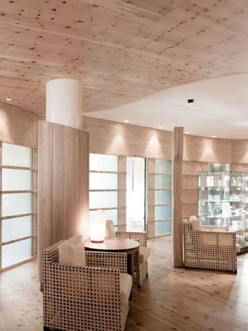 Wellnessbereich mit gemütlichen Rattan-Möbeln und entspannter Atmosphäre