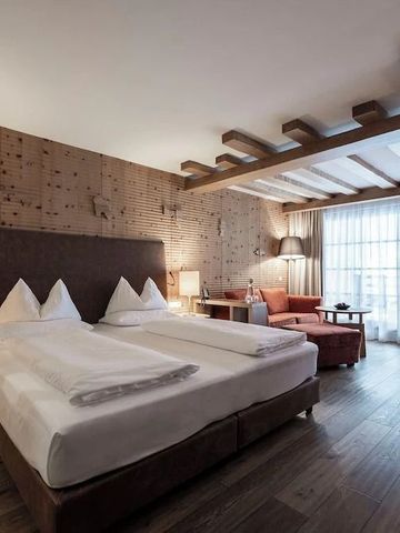 Geräumiges Doppelzimmer mit Holzelementen und gemütlichen Möbeln