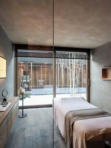 Privater Spa-Raum mit Blick ins Freie und minimalistischer Einrichtung