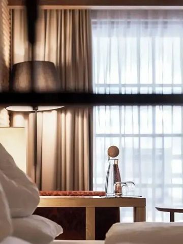 Elegantes Hotelzimmer mit stilvoller Beleuchtung und natürlichem Tageslicht