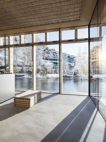 Panorama-Wellnessbereich mit Blick auf verschneite Landschaft und See