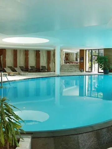 Innenpool mit Liegen und natürlichem Lichteinfall