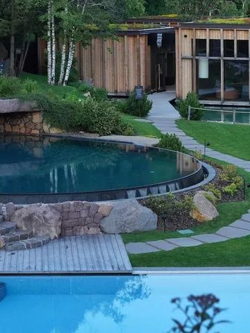 Landschaft mit Außenpool und gepflegter Gartenanlage