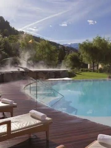 Infinity Pool im Freien mit Blick auf die Berge