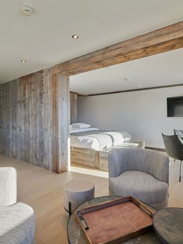 Helles Zimmer mit modernem Bett und komfortablen Sitzgelegenheiten