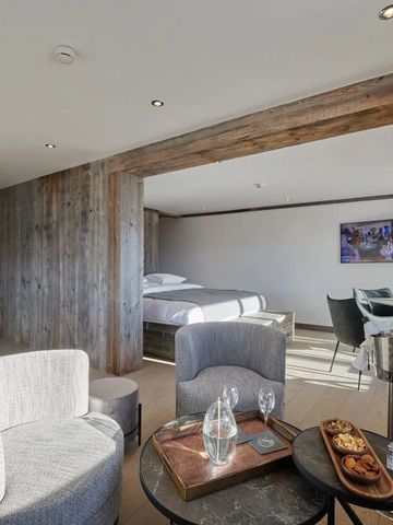 Gemütliches Zimmer mit luxuriöser Sitzecke und Dekoration