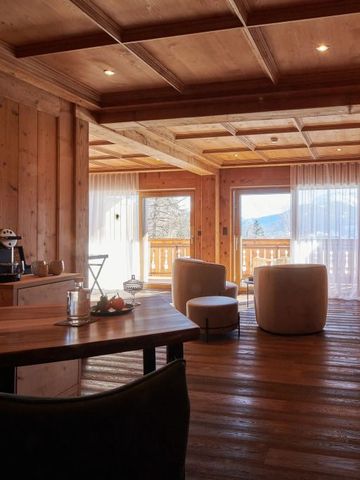 Warmer Wohnraum aus Holz mit Blick auf die Terrasse