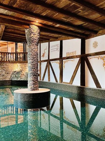 Einladender Innenpool mit rustikalen Holzelementen und kunstvoller Dekoration