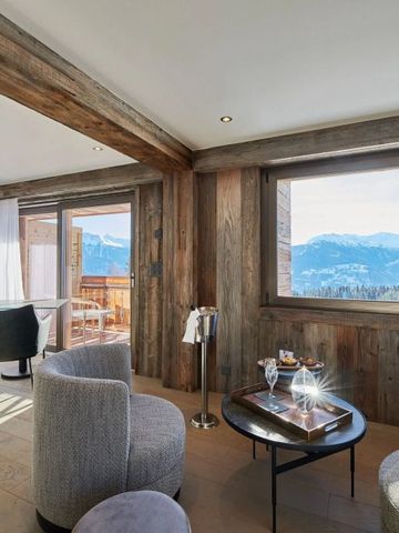 Helles Zimmer mit Panoramablick auf schneebedeckte Berge und hochwertigem Interieur
