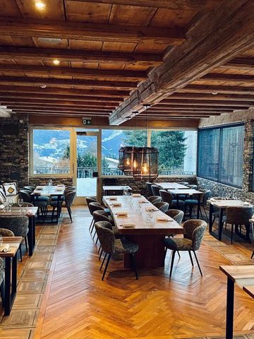 Gemütlicher Restaurantbereich mit Holzelementen und Bergblick