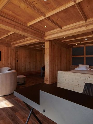 Geräumige Suite mit Holzausstattung und modernen Annehmlichkeiten
