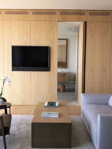 Stilvolles Zimmer mit Holzmöbeln und modernem Design