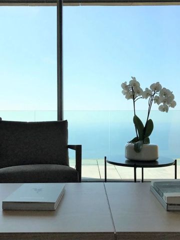 Großzügiger Blick aufs Meer durch Glasfenster im Zimmer