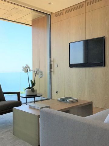 Helles Zimmer mit Meerblick und eleganten Möbeln