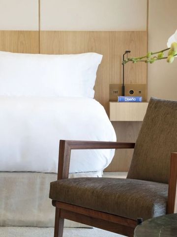 Gemütlicher Sitzbereich im Zimmer mit Orchideen-Dekor