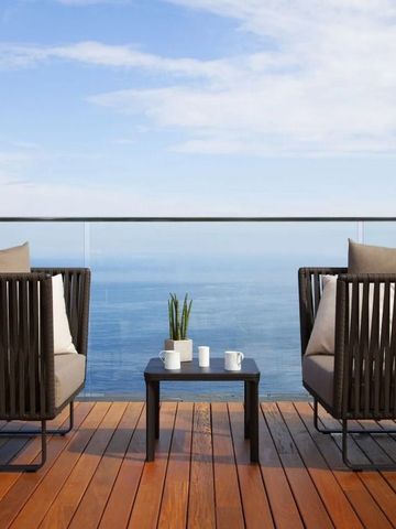 Terrasse mit Sitzbereich und atemberaubendem Meerblick